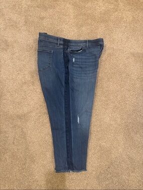 Women's med wash distressed side strip capri
